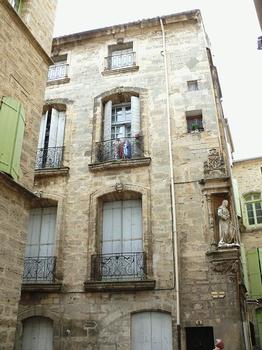 Pézenas - Hôtel de Flottes de Sébasan - Partie de l'hôtel construite vers 1754 avec la niche Renaissance de 1511