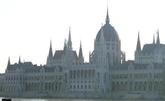 Parlement de Budapest - Façade sur le Danube au lever du soleil