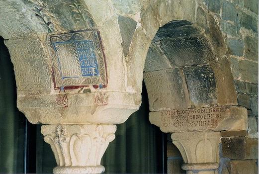 Roda de Isábena - Cathédrale Saint-Vincent - Cloître Textes nécrologiques gravés