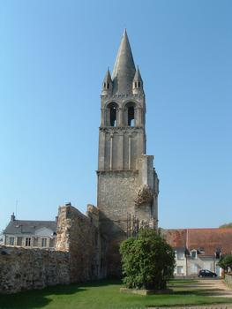 Déols - Ancienne abbatiale Notre-Dame - La tour et le mur droit de l'église