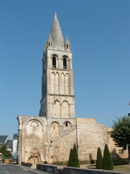 Déols - Ancienne abbatiale Notre-Dame - La tour de droite de la façade occidentale