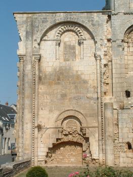 Déols - Ancienne abbatiale Notre-Dame - Le mur du narthex précédant l'église