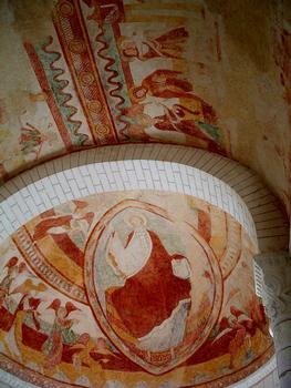 Tavant - Eglise Saint-Nicolas - Fresques du choeur: Christ en majesté entouré des symboles des évangélistes