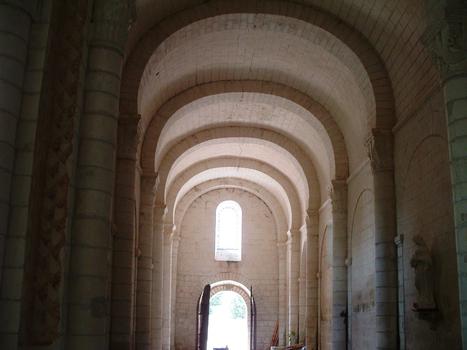 Tavant - Eglise Saint-Nicolas - Nef vue du choeur