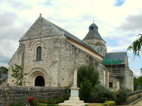 Tavant - Eglise Saint-Nicolas - Ensemble vu de l'Ouest