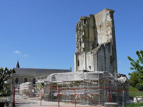 Château du Grand-Pressigny - Musée départemental de la Préhistoire - Le donjon du 12 ème siècle dont une partie s'est effondrée en 1988 et la galerie Renaissance - Le château est en cours de travaux jusqu'en septembre 2009 avec un réaménagement du musée