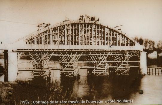Pont de Nouâtre - Monument à la mémoire d'Alfred Gindre [1901-1932] mort accidentellement sur le chantier