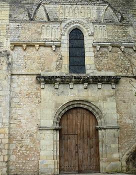 Azay-le-Rideau - Eglise Saint-Symphorien - Façade de la partie sud de l'église comportant des éléments de structure anciens: 6 ème ou 9 ème siècle