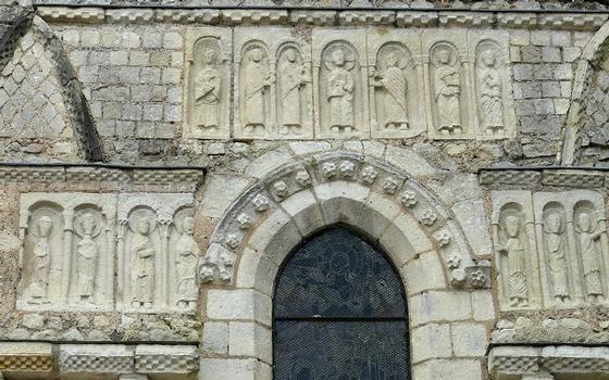 Azay-le-Rideau - Eglise Saint-Symphorien - Façade de la partie sud de l'église comportant des éléments de structure anciens: 6 ème ou 9 ème siècle