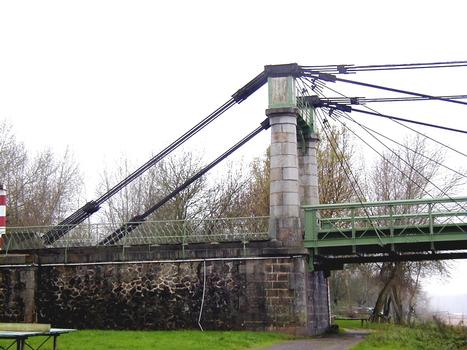 Ingrandes - Pont suspendu sur la Loire - Pylône, haubans et suspentes