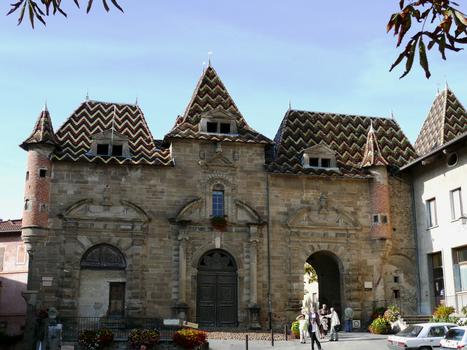 Saint-Antoine-l'Abbaye - Abbaye de Saint-Antoine - Portail d'entrée de l'abbaye donnant sur la place Ferdiand Gilibert, l'ancienne place de la Grotte. La porterie a été construite en 1657-1658 sur une partie du Grand hôpital