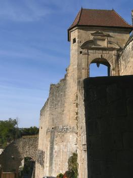 Saint-Antoine-l'Abbaye - Abbaye de Saint-Antoine - Porte de la Grand rue et porte donnant accès à la cour devant l'abbatiale