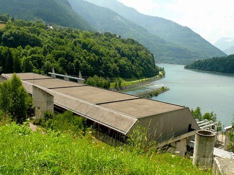 Barrage de Grand'Maison - Usine hydro-électrique du barrage de Grand'Maison et le lac du barrage du Verney.