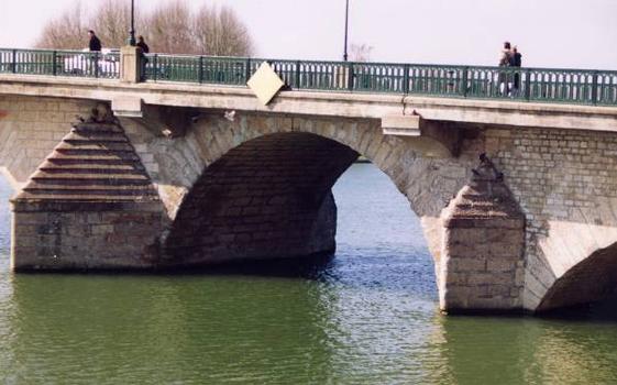Pont sur l'Yonne, JoignyArche ancienne
