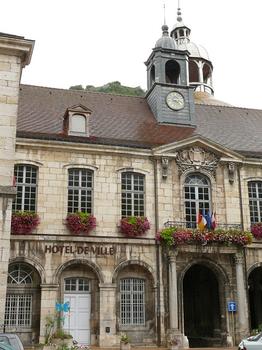 Hôtel de ville (Salins-les-Bains) - Hôtel de ville dominé par le fort Saint-André. En arrière plan, le clocheton de la chapelle Notre-Dame-Libératice
