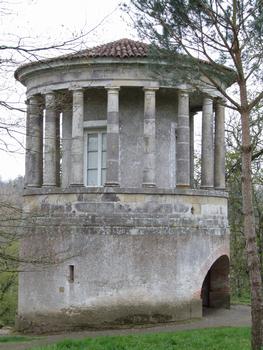 La Garenne Lemot - Temple de Vesta construit entre 1818 et 1822 en s'inspirant du temple de Vesta à Tivoli. Le projet de Lemot de faire couler une cascade sur les rochers supportant le temple n'a pas été réalisé