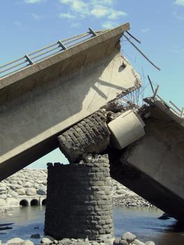 Saint-Pierre - Pont aval de la rivière Saint-Etienne effondré et le passage à gué busé reconstruit pour assurer un remplacement provisoire du pont