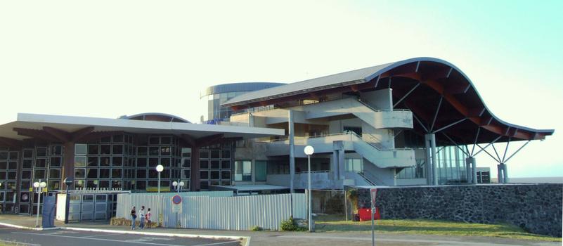 Réunion Roland Garros Airport