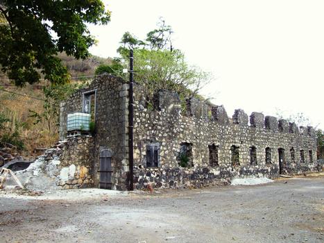 La Grande-Chaloupe - Lazaret n°1 - Bâtiments construits en 1861-1865 pour préserver La Réunion de l'introduction d'épidémies - Bâtiment en ruine