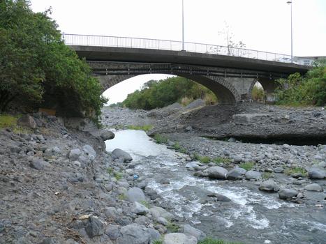 Saint-Denis et Sainte-Marie - Pont Desbassyns sur la rivière des Pluies. On peut constater l'effet de l'érosion provoquée par la rivière en crue sur l'appui de rive