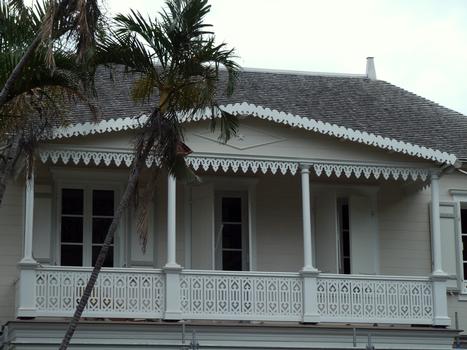 Saint-Denis - Villa du Général - Porche et balcon construits vers 1920