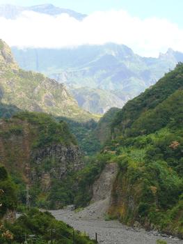 RN5 - La route longeant le bras de Cilaos suit au plus près la montagne en rive droite