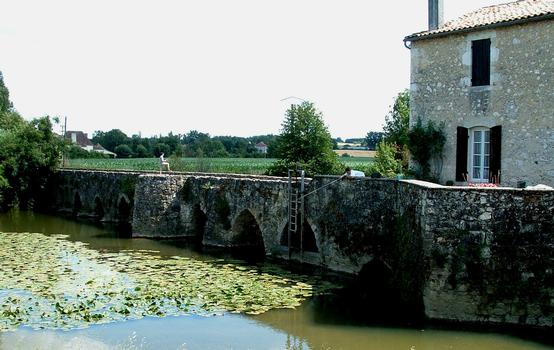 La Sauvetat-du-Dropt - Pont gothique vu de l'amont avec son ancien moulin