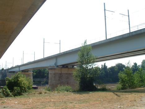 Neue Eisenbahnbrücke in Langon