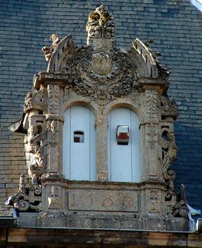 Langres - Hôtel Valtier-de Choiseul, du-Breuil-de-Saint-Germain - Façade du logis sur la place - Réemploi au 19ème siècle d'une lucarne faite en 1580