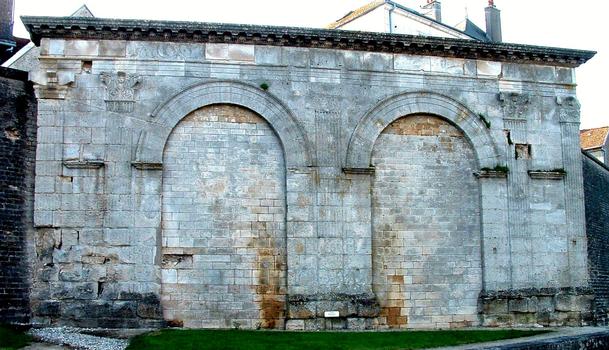 Langres - Porte gallo-romaine (1ère moitié du 1er siècle après J. -C.) encastrée aujourd'hui dans les remparts