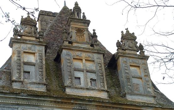 Lanquais - Château - Aile Renaissance - Détails des fenêtres hautes