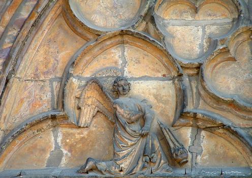 Laon (Aisne) - Eglise Saint-Martin - Tympan du portail de la façade occidentale - Un ange