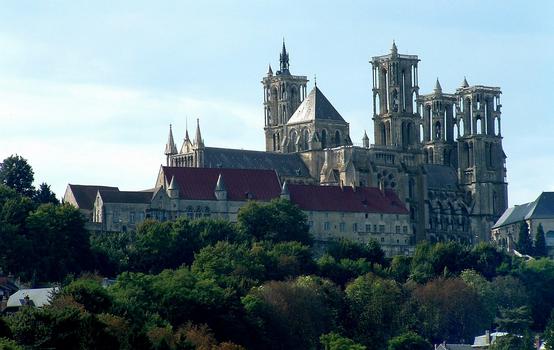 Kathedrale von Laon und Bischofspalast (heute Palais de Justice)