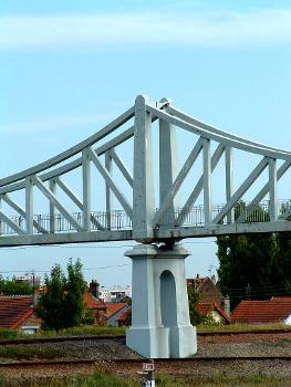 Brücke über die Gleise am Bahnhof von Laon
