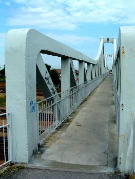 Brücke über die Gleise am Bahnhof von Laon