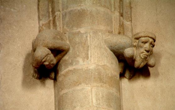 Lavoûte-Chilhac - L'église du prieuré - Personnages sculptés sur les piliers