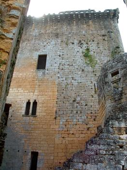 Castrum de Commarque - Château de la famille de Beynac - Les deux donjons: le donjon roman à droite et la donjon gothique à gauche