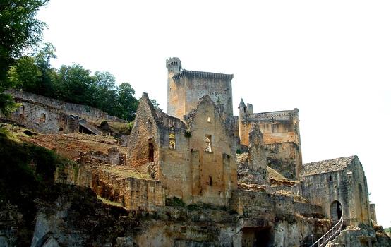 Castrum de Commarque - Entrée sous la chapelle, maison, logis noble de la famille de Commarque et château de la famille de Beynac