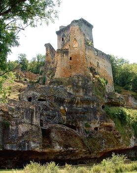 Castrum de Commarque - Grotte creusée par la Beune, logis troglodytique et château de la famille de Beynac
