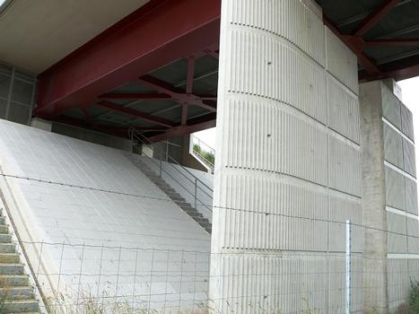 LGV Est Européenne - Pont-rail sur l'Autoroute A31 - Travée de rive avec culée et perré