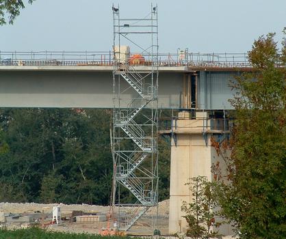 LGV Est-Européenne - Viaduc de Tramery en cours de construction - Accès au hourdis en béton armé par une tour-escalier