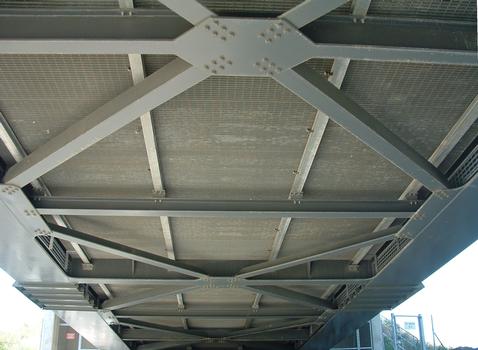 LGV Méditerranée - Viaduc de Mornas - Travées d'accès - Entretoisement horizontal au niveau des semelles inférieures du tablier bi-poutre