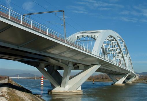 LGV Méditerranée - Viaduc de la Garde-Adhémar sur le canal de Donzère avec le pont à haubans de Pierrelate conçu par Albert Caquot