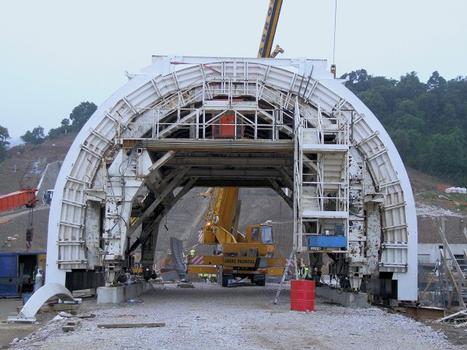 LGV Perpignan - Figuéras - Tunnel du Perthus - Côté français - Préparation de l'aire de sortie du tunnelier - Zone coulée en place - Coffrage-outil