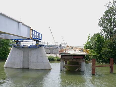 LGV Rhin-Rhône - Viaduc de la Saône - Une des deux piles en Saône, l'estacade et le duc d'Albe de protection côté amont