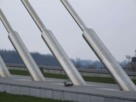 Liège - Pont du Pays-de-Liège - Détail des haubans côté tablier (tubes en acier inoxydable)