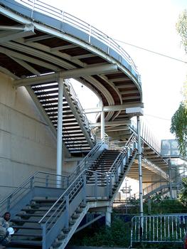Lieusaint - Viaduc sur les voies ferrées près de la gare - Escalier donnant accès au trottoir sur le tablier