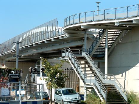 Lieusaint - Viaduc sur les voies ferrées près de la gare - Ensemble avec escalier d'accès au trottoir