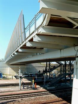 Lieusaint - Viaduc sur les voies ferrées près de la gare - Tablier avec les pièces de pont sous le trottoir