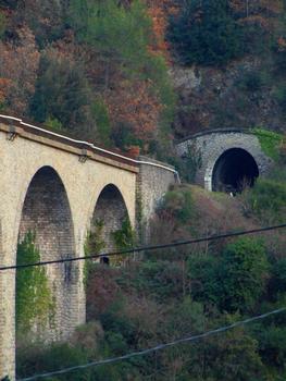 L'Escarène - Viaduc de l'Escarène - Début du viaduc à la sortie d'un tunnel (côté Nice)